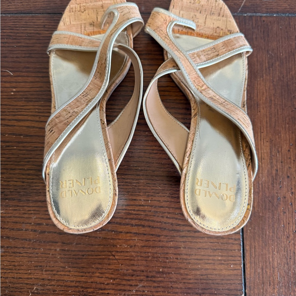 Donald Pliner Cassia cork Gold kitten heel Sandals 10 - Picture 3 of 8